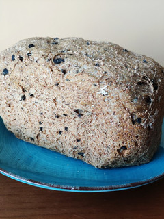 Una foto de Pan de aceitunas negras 🍞🫒
