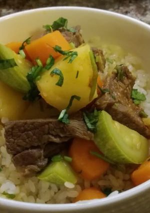 صورة لوصفة رز مبوخ بالخضار واللحم