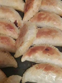 Una foto de Empanadas de carne cortada a cuchillo
