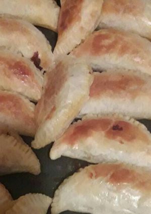 Una foto de Empanadas de carne cortada a cuchillo