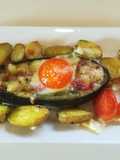 Berenjena rellena, patatinas y huevo