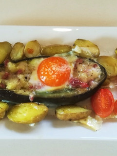 Una foto de Berenjena rellena, patatinas y huevo