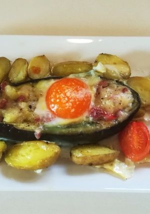 Una foto de Berenjena rellena, patatinas y huevo