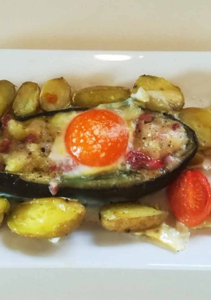 Una foto de Berenjena rellena, patatinas y huevo