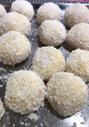 Una foto de Bombones de coco (beijinhos)