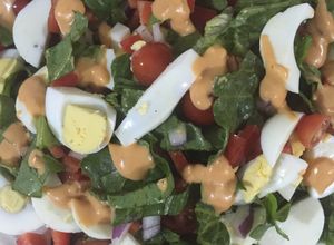 Una foto de Ensalada con huevos hervidos