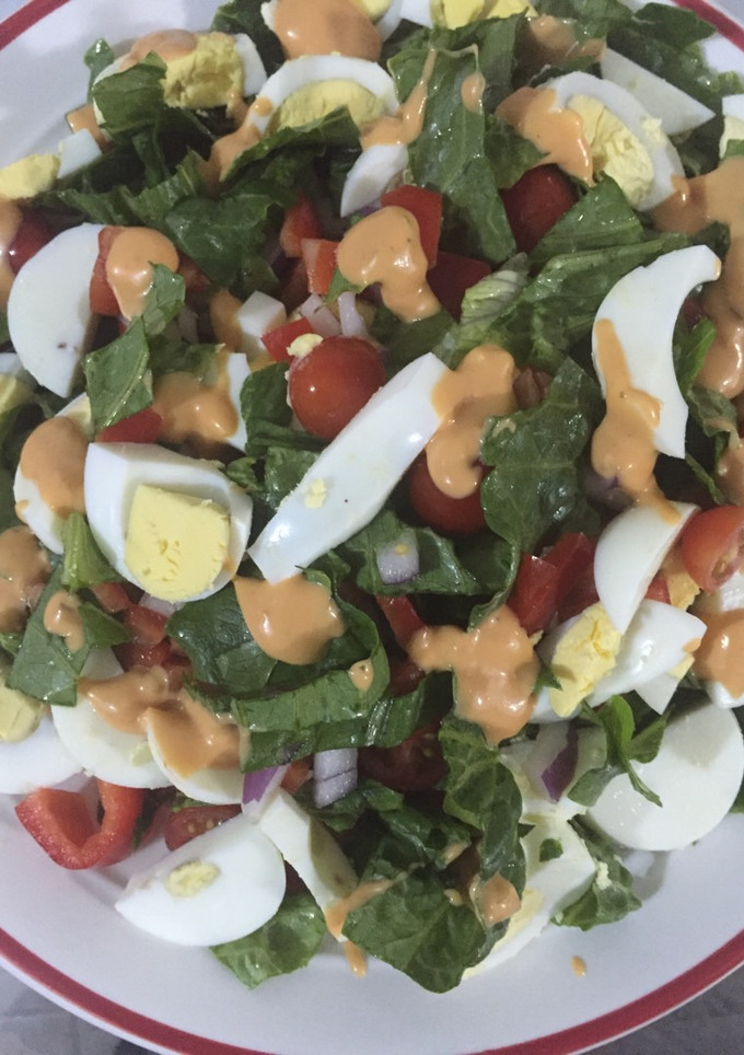 Una foto de Ensalada con huevos hervidos