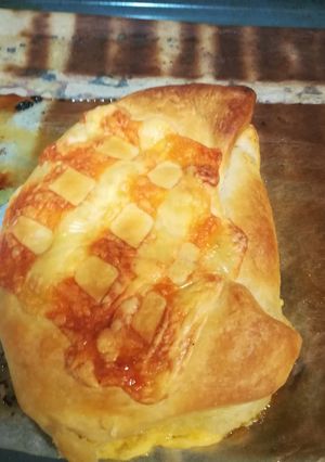 Una foto de Media luna de queso y cebolla caramelizada