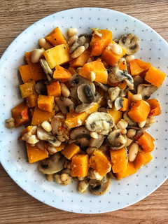 Una foto de Calabaza con champiñones y alubias 🍄