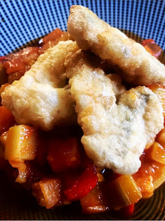 Una foto de Kokotxas de merluza con pisto casero