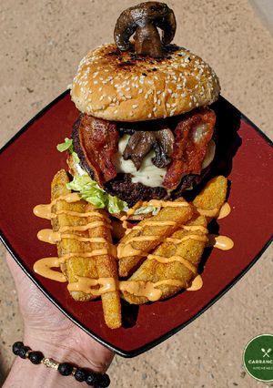 Foto principal de Hamburguesa con champiñones y papas fritas