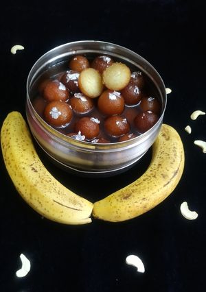 बनाना जामून (banana jamun recipe in marathi) रेसिपी चे मुख्य फोटो 