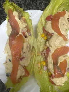 Una foto de 600. Tacos de lechuga con quinoa y salmón ahumado (picoteo)