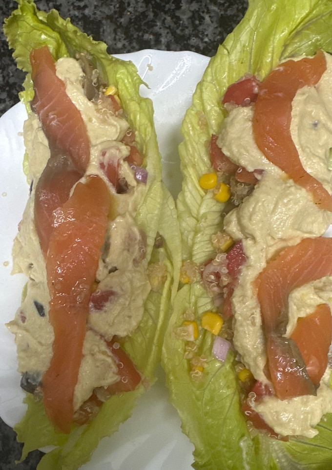 Una foto de 600. Tacos de lechuga con quinoa y salmón ahumado (picoteo)