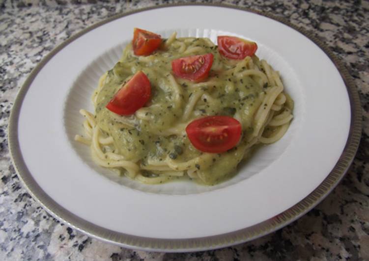 Espaguettis con salsa de calabacín