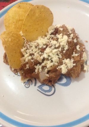 Una foto de Frijoles fritos acompañados de totopos