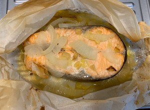 奶油洋蔥烤鮭魚（小烤箱） 的食譜成品照片