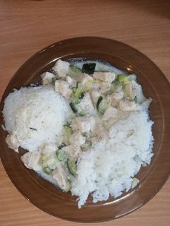 Tejszínes cukkinis csirkés tokány 30 perc alatt recept fotója