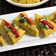 A picture of Achari Khaman Dhokla.