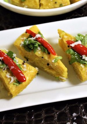 A picture of Achari Khaman Dhokla.