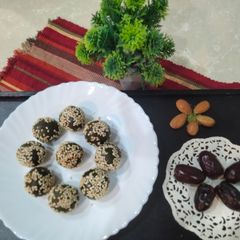 A picture of Moringa and almond energy balls.