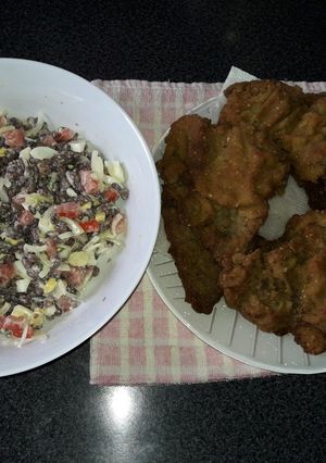 Una foto de Milanesa de carne con ensalada de poroto!!!