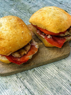 Una foto de Serranitos de lomo, jamón y pimientos en el microondas con Lékué Grill