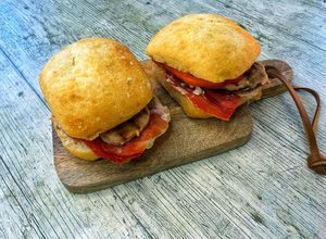 Foto principal de Serranitos de lomo, jamón y pimientos en el microondas con Lékué Grill