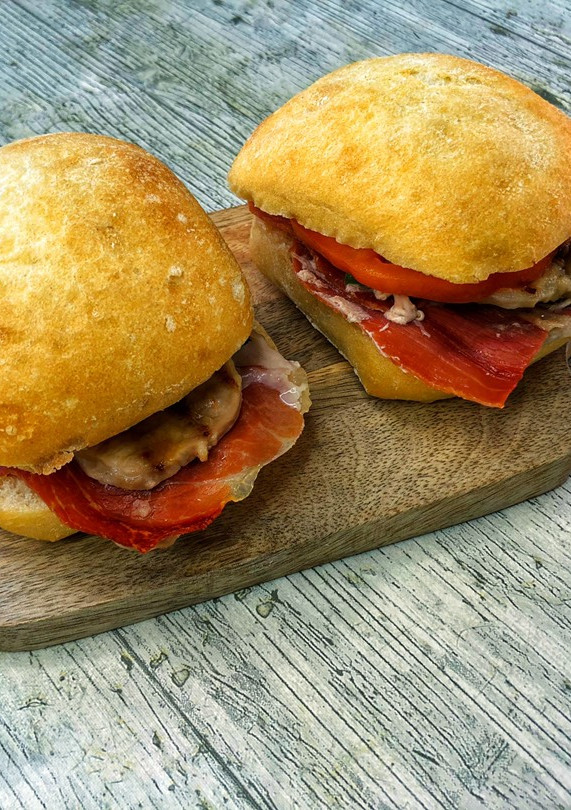 Una foto de Serranitos de lomo, jamón y pimientos en el microondas con Lékué Grill