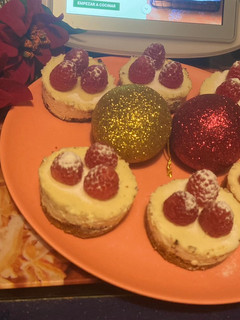 Una foto de Minicheesecakes de Chocolate Blanco con Frambuesas (Thermomix)
