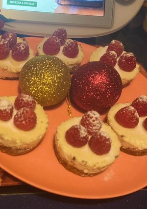 Una foto de Minicheesecakes de Chocolate Blanco con Frambuesas (Thermomix)
