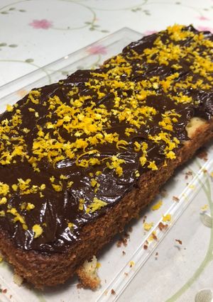 Una foto de Riquísimo budín de naranja con ganache de chocolate