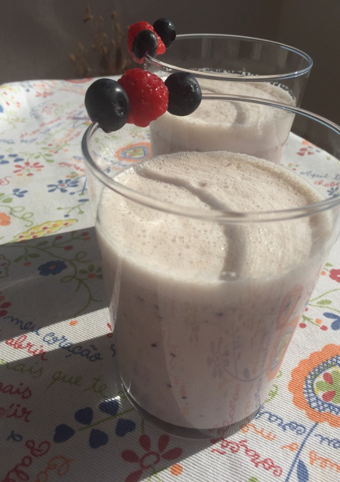 Una foto de Smoothie de frutos rojos y pera