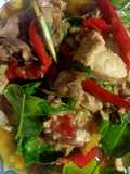 ผัดสมุนไพรไก่บ้าน