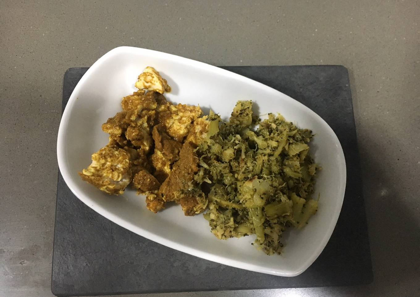 Pollo al curry con brócoli gratinado