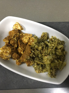 Una foto de Pollo al curry con brócoli gratinado