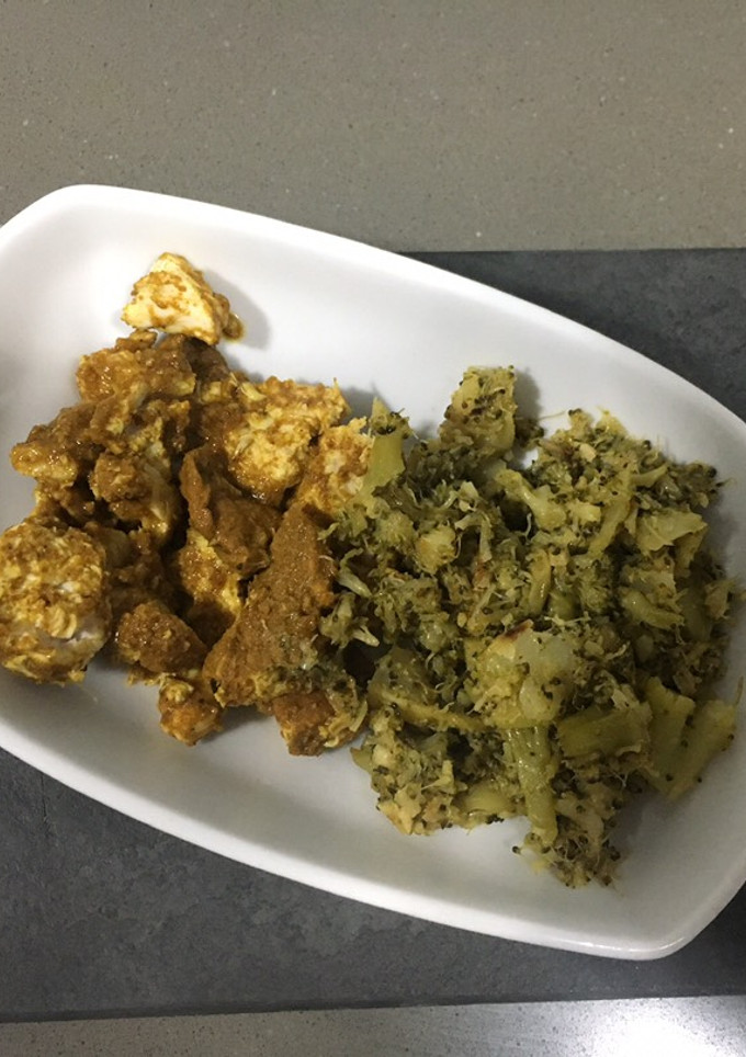Una foto de Pollo al curry con brócoli gratinado