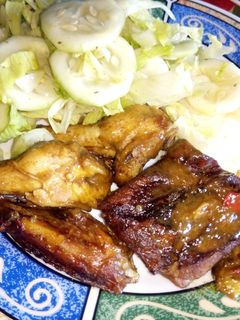 Una foto de Costillas de cerdo y pollo en salsa mielmostaza