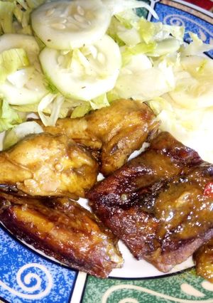 Una foto de Costillas de cerdo y pollo en salsa mielmostaza