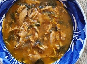 Una foto de Tinga de pollo con verdolagas