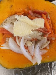 Una foto de Zapallo relleno de vegetales al horno. (Con opción vegana)