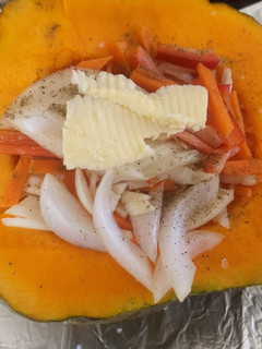 Una foto de Zapallo relleno de vegetales al horno. (Con opción vegana)