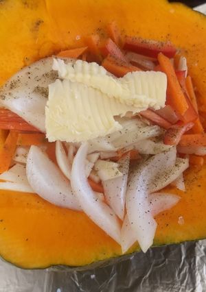 Una foto de Zapallo relleno de vegetales al horno. (Con opción vegana)