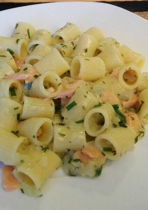 Foto principal de Rigatone con salmón y vino blanco