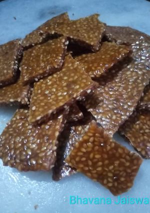 तिल की चिक्की(Til ki chikki recipe in Hindi) रेसिपी मुख्य फोटो