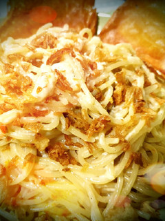 Una foto de Spaghetti con pollo, nata y cebolla caramelizada
