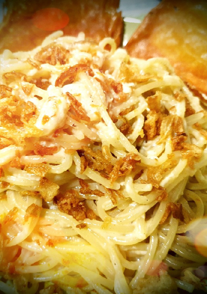 Una foto de Spaghetti con pollo, nata y cebolla caramelizada