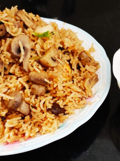 ஒன் பாட் காளான் பிரியாணி (One pot mushroom biryani, onion raithaa recipe in tamil) செய்முறை முக்கிய புகைப்படம்
