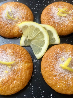 Una foto de Magdalenas de naranja y aceite de oliva sin gluten y sin lactosa
