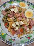 Ensalada de pasta con magro de cerdo y queso fresco